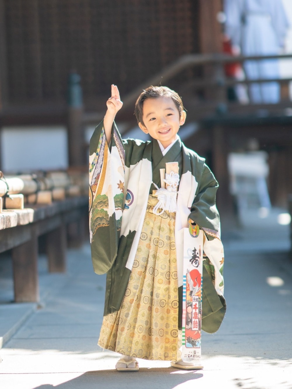 ベージュ系のシューズ、グリーン系の着物、ホワイト系の和装小物を着用したキッズの冬コーディネートの1枚目の写真