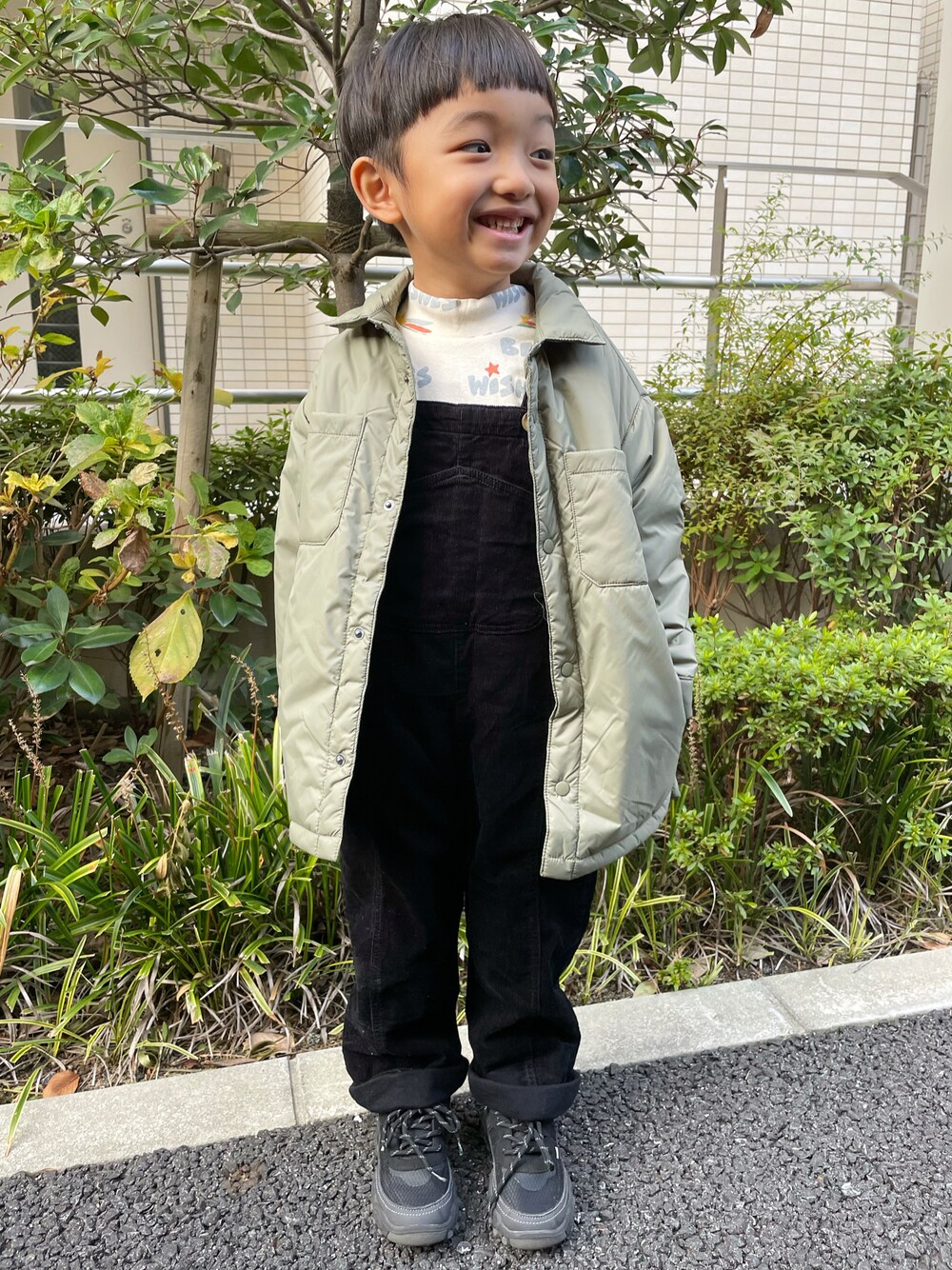 「レイヤードスタイル、キッズコーデ、スニーカーコーデ、オーバーサイズ、オーバーオール、タートルネック、男の子、kids、5歳、ZARA KIDS」｜「ZARAのアイテム（オールインワン・サロペット、ブラック系）」を使った、kotaroさん（キッズ・100cm）の冬コーディネートの1枚目の写真