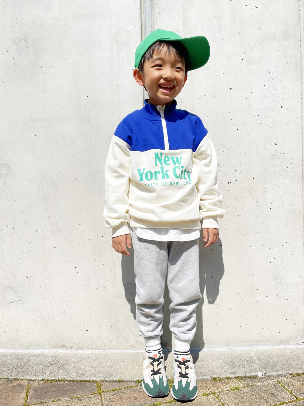 「春コーデ、休日コーデ、休日スタイル、プチプラ、カジュアルコーデ、キャップ、男の子、ニューバランス、スニーカーコーデ、H&M、6歳、6歳男の子」｜「H&M DIVIDEDのアイテム（スウェットパンツ、グレー系）」を使った、kotaroさん（キッズ・100cm）の春コーディネートの1枚目の写真