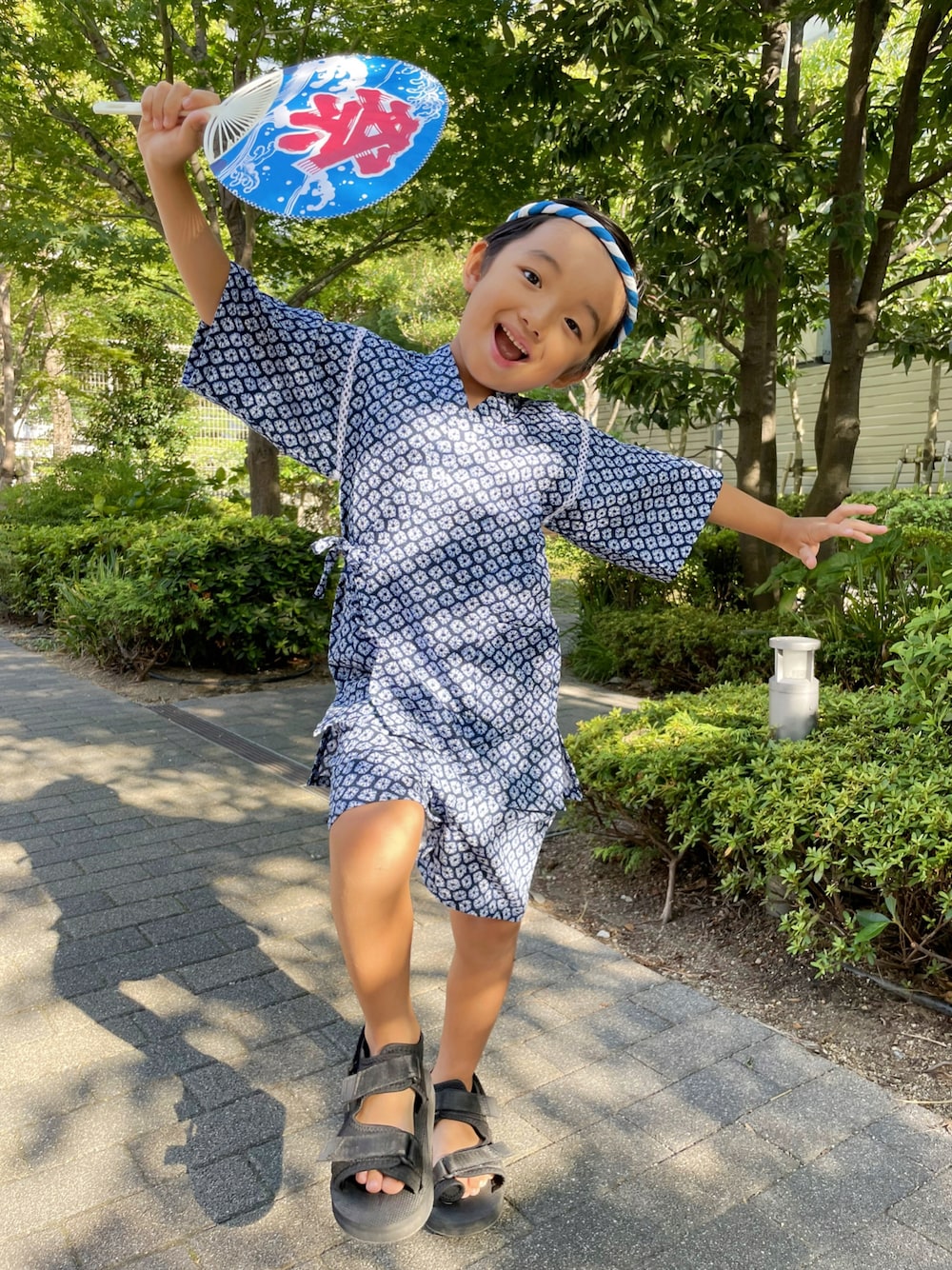 「夏コーデ、夏、甚平、セットアップ、お祭りコーデ、休日コーデ、男の子、男の子コーデ、ZARA、ZARA KIDS、5歳、5歳男の子」｜「ZARAのアイテム（サンダル、ブラック系）」を使った、kotaroさん（キッズ・100cm）の夏コーディネートの1枚目の写真