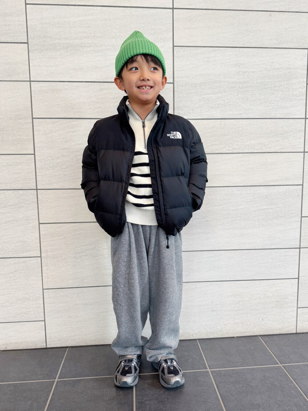 「真冬のあったかスタイル、ボアジャケット、ダウンジャケット、ハーフジップ、男の子、スポーツミックス、ニット帽、カジュアル、休日コーデ、ノースフェイス、ZARA、ZARA KIDS、ZARAコーデ、8歳、8歳男の子」｜「ZARAのアイテム（パンツ、グレー系）」を使った、kotaroさん（キッズ・123cm）の冬コーディネートの1枚目の写真
