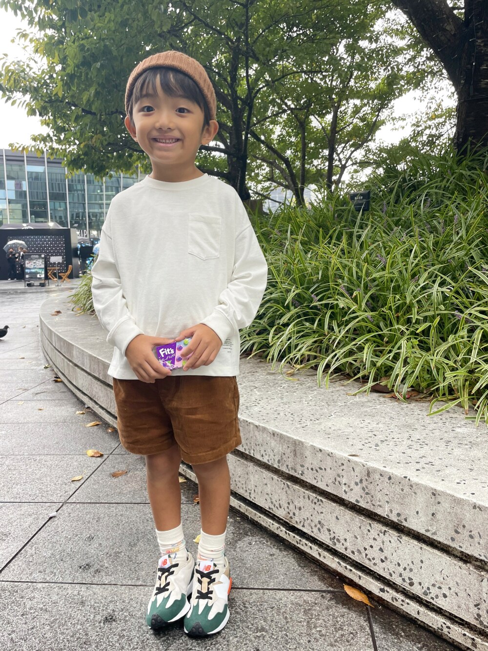「秋、秋コーデ、プチプラ、カジュアルコーデ、男の子、秋服コーデ、ハーフパンツ、ニット帽、ニューバランス、ZARA、ZARA KIDS、ZARAコーデ、5歳、5歳男の子」｜「NEW BALANCEのアイテム（スニーカー、グリーン系）」を使った、kotaroさん（キッズ・100cm）の秋コーディネートの1枚目の写真