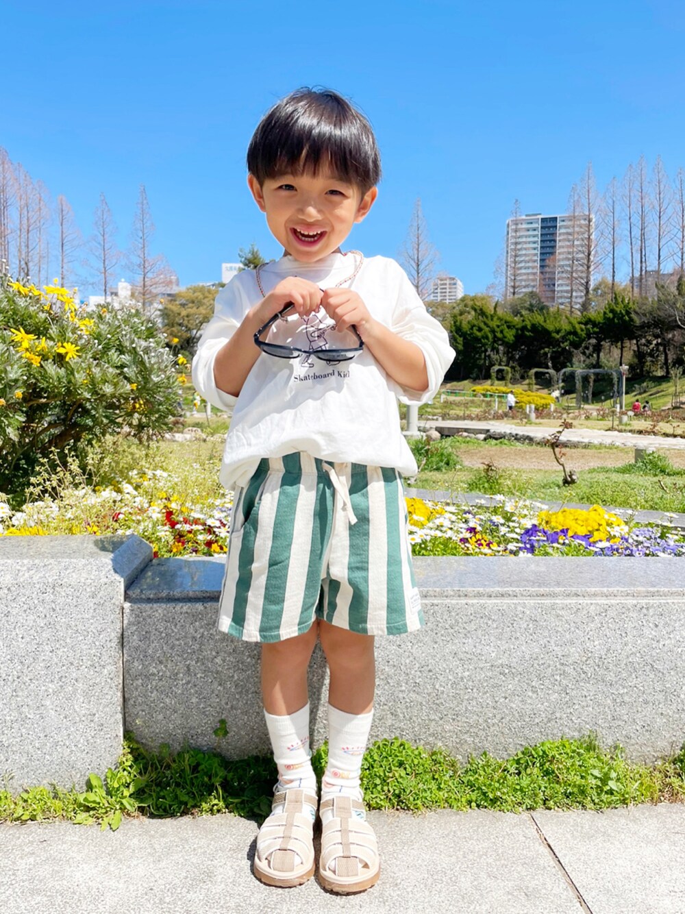 「キッズファッション、はるコーデ、春コーデ、男の子コーデ、パステル映える春、男の子、カジュアル、ロンT、ハーフパンツ、むすこーで、韓国子供服、5歳、5歳男の子、プチプラ、グリーン」｜「ZARAのアイテム（サンダル、ベージュ系）」を使った、kotaroさん（キッズ・100cm）の春コーディネートの1枚目の写真