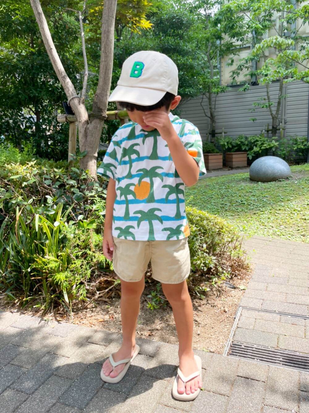 「夏コーデ、夏、休日スタイル、キッズファッション、ビーチサンダル、男の子、ショートパンツ、ZARA、ZARA KIDS、ステラマッカートニー、カジュアルコーデ、5歳、5歳男の子、ベージュコーデ、ワントーンコーデ」｜「ZARAのアイテム（キャップ、ベージュ系）」を使った、kotaroさん（キッズ・100cm）の夏コーディネートの1枚目の写真