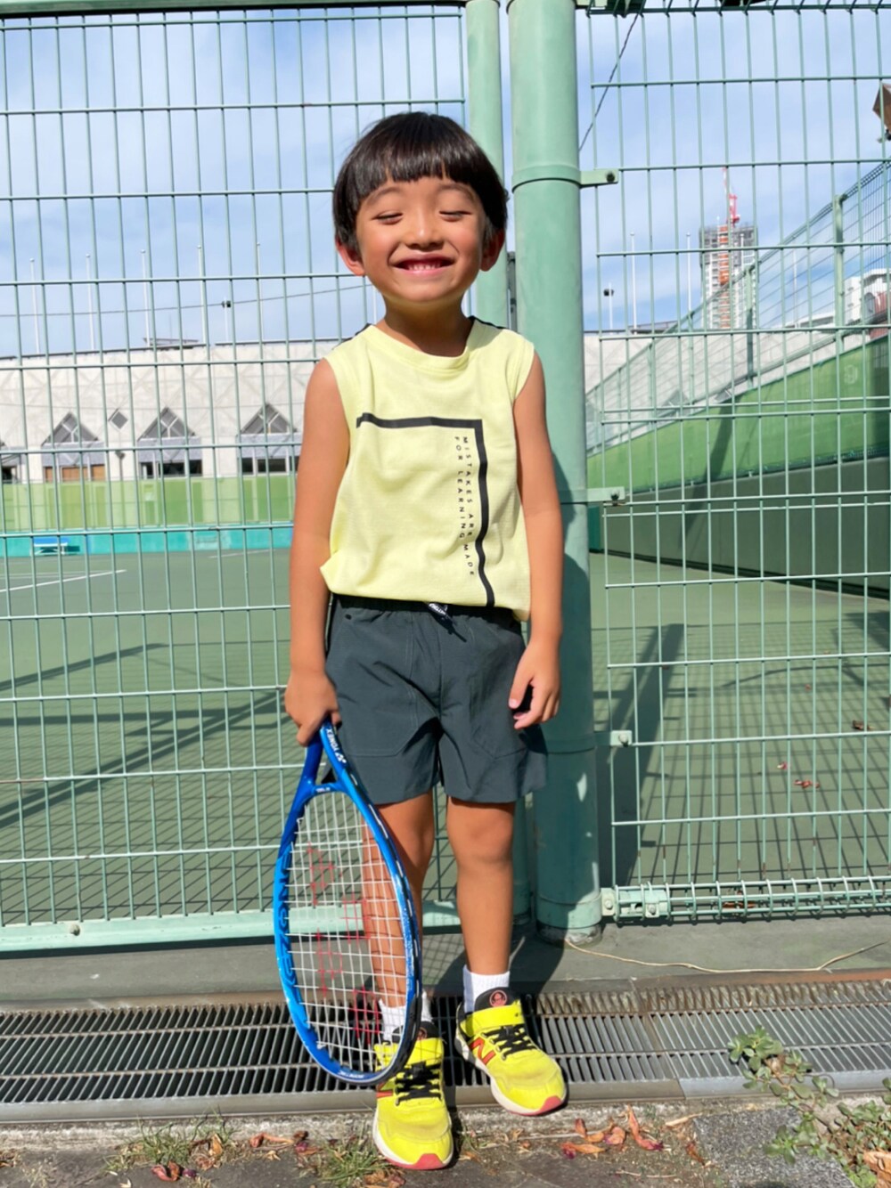 「真夏のアクティブスタイル、キッズコーデ、男の子コーデ、スポーツ、スポーツウェア、スポーツコーデ、テニム、テニスウェア、ZARA、ZARA KIDS、ZARAコーデ、ニューバランス、5歳、5歳男の子」｜「ZARAのアイテム（タンクトップ、イエロー系）」を使った、kotaroさん（キッズ・100cm）の夏コーディネートの1枚目の写真