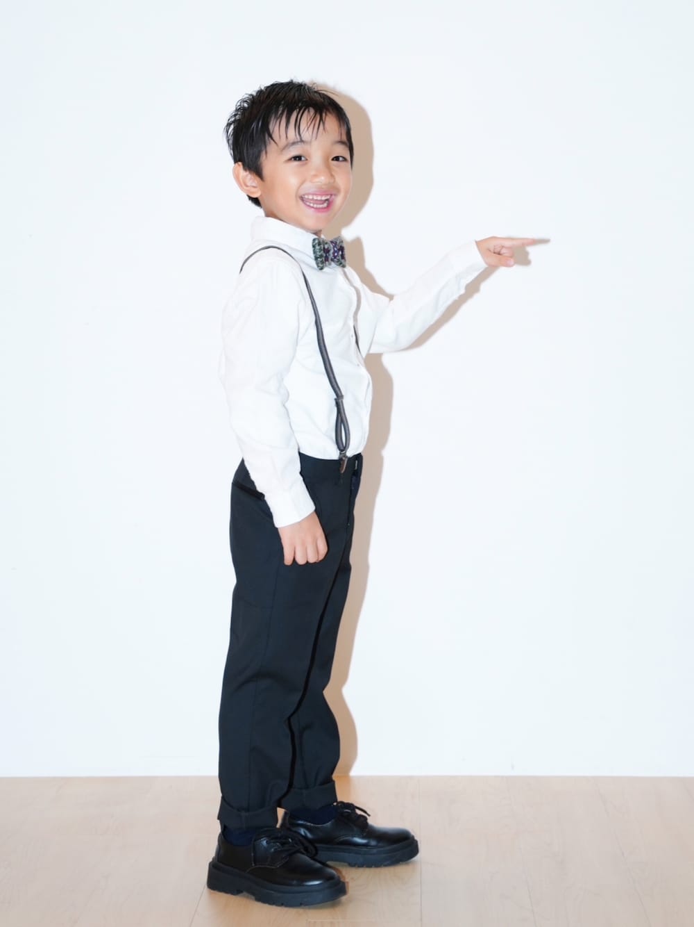 「私の推しブランド、フォーマル、テーラードパンツ、正装、おでかけコーデ、シャツ、シャツコーデ、シャツスタイル、蝶ネクタイ、ZARA、ZARA KIDS、ZARAコーデ、6歳、6歳男の子」｜「ZARAのアイテム（パンツ、ブラック系）」を使った、kotaroさん（キッズ・100cm）の冬コーディネートの1枚目の写真