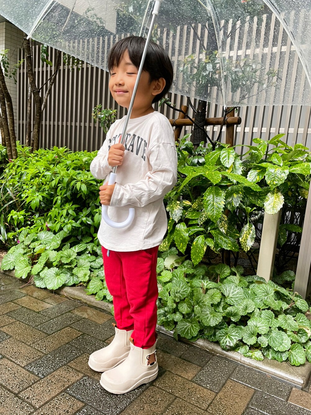 「春夏コーデ、カジュアルコーデ、雨の日コーデ、レインシューズ、キッズコーデ、ZARA、ZARA KIDS、ZARAコーデ、男の子、5歳、5歳男の子」｜「ZARAのアイテム（Tシャツ/カットソー、ベージュ系）」を使った、kotaroさん（キッズ・100cm）の春コーディネートの1枚目の写真