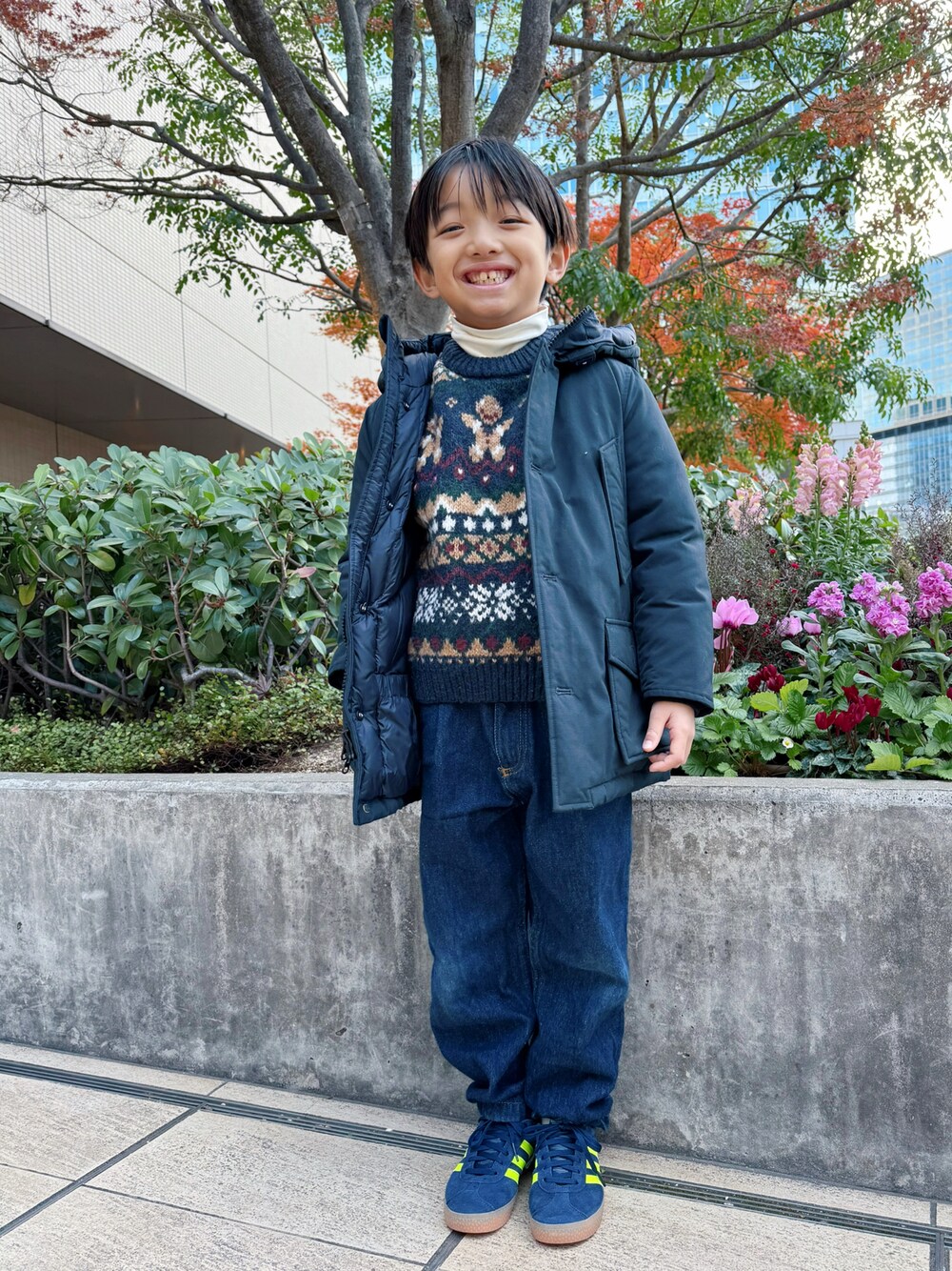 「冬コーデ、クリスマスに着たい服、クリスマスコーデ、マイベストコーデ2024、キッズファッション、シンプルコーデ、ワントーンコーデ、おでかけコーデ、キッズコーデ、ZARA、ZARA KIDS、adidas、adidasgazelle、8歳、8歳男の子」｜「ZARAのアイテム（デニムパンツ、ブルー系）」を使った、kotaroさん（キッズ・110cm）の冬コーディネートの1枚目の写真