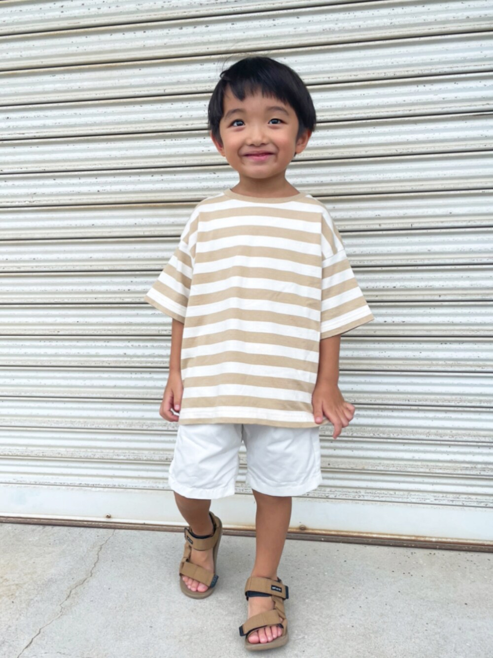 「休日コーデ、シンプルコーデ、ボーダー、スポーツサンダル、オーバーサイズ、キッズコーデ、キッズ、kids、4歳、4歳男の子」｜「FITHのアイテム（トップス、ベージュ系）」を使った、kotaroさん（キッズ・100cm）の夏コーディネートの1枚目の写真