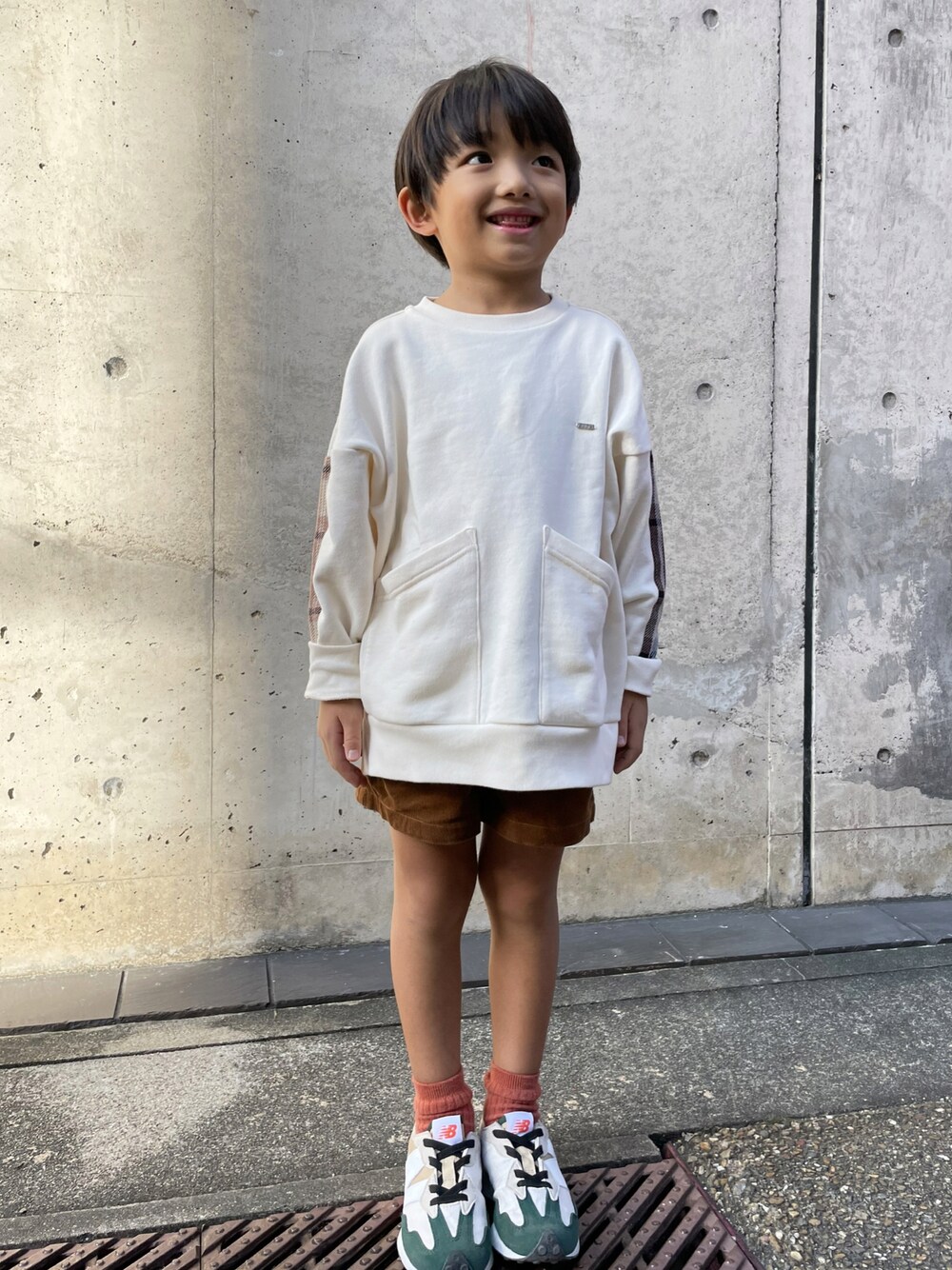 「秋コーデ、秋、キッズコーデ、カジュアル、シンプルコーデ、キッズファッション、FITH、ZARA、ニューバランス、スニーカー、スニーカーコーデ、カラーソックス、休日コーデ、5歳、5歳男の子」｜「NEW BALANCEのアイテム（スニーカー、グリーン系）」を使った、kotaroさん（キッズ・100cm）の秋コーディネートの1枚目の写真