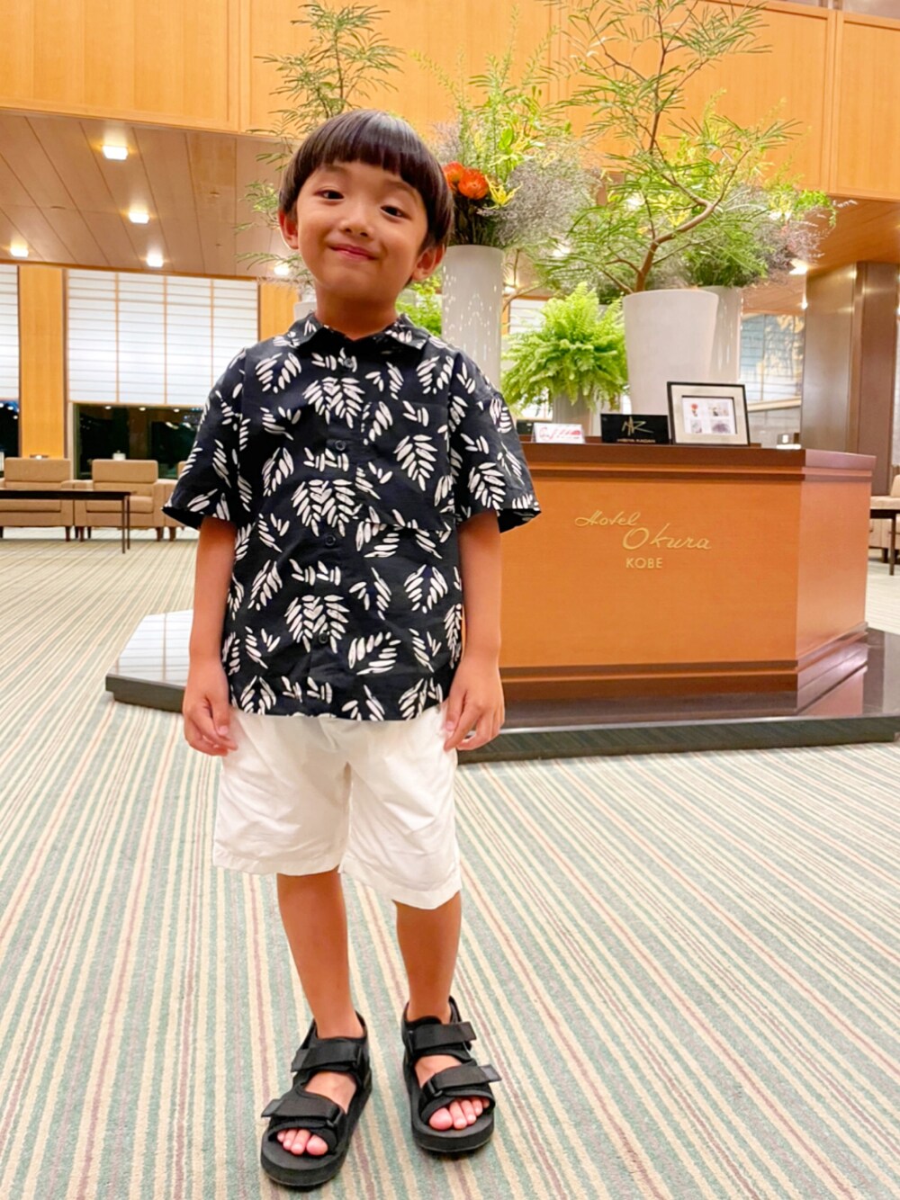 「夏休み、夏、開襟シャツ、シャツ、シャツコーデ、シャツスタイル、アロハシャツ、白パンツ、ハーフパンツ、ZARA、ZARA KIDS、FITH、5歳、5歳男の子」｜「ZARAのアイテム（Tシャツ/カットソー、ホワイト系）」を使った、kotaroさん（キッズ・100cm）の夏コーディネートの1枚目の写真