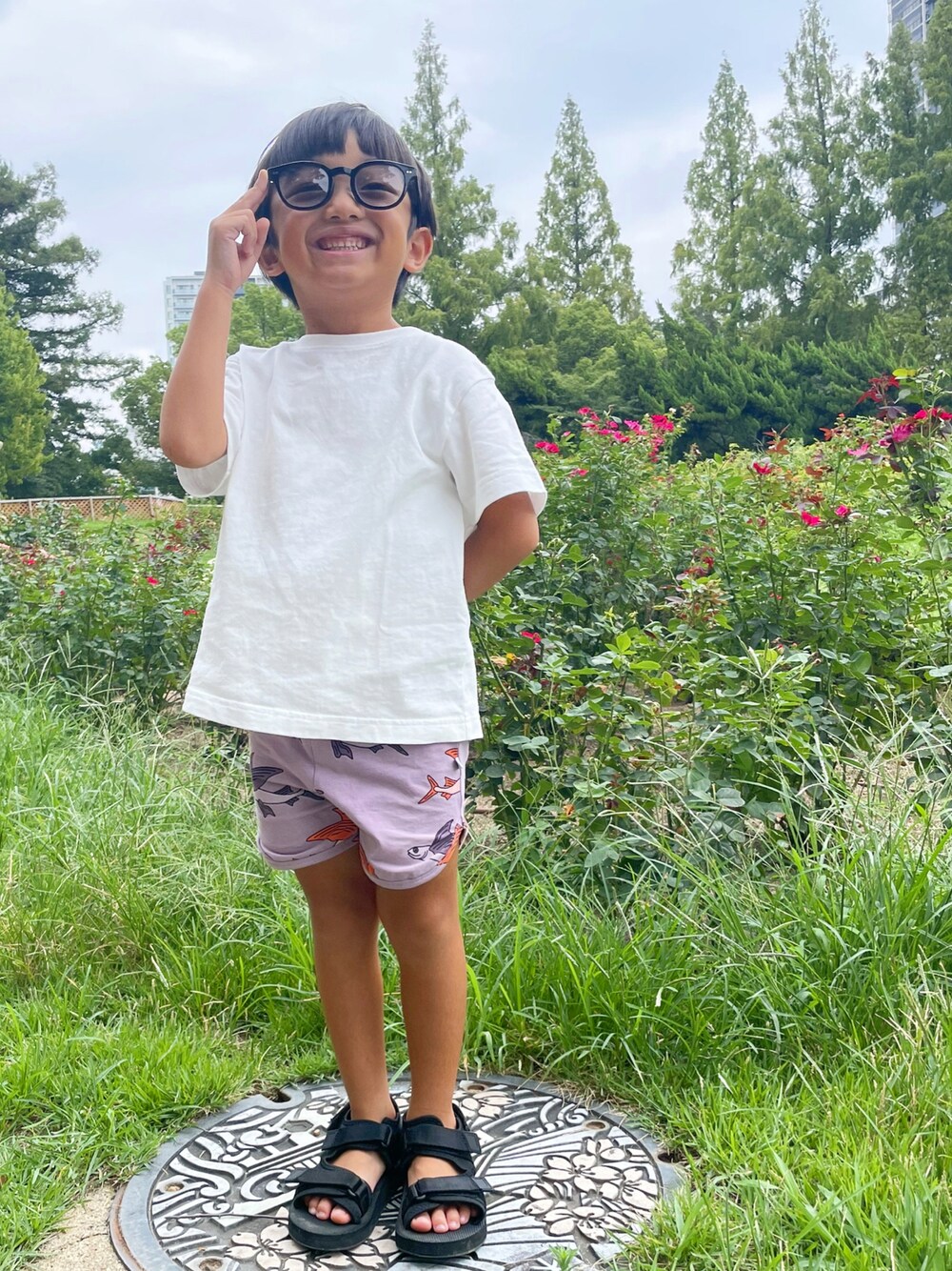 「休日スタイル、夏コーデ、キッズファッション、男の子、ハーフパンツ、スポーツサンダル、CARLIJNQ、カーラインク、GU、ZARA、ZARA KIDS、5歳、5歳男の子、ショートパンツ」｜「GUのアイテム（Tシャツ/カットソー、ホワイト系）」を使った、kotaroさん（キッズ・100cm）の夏コーディネートの1枚目の写真