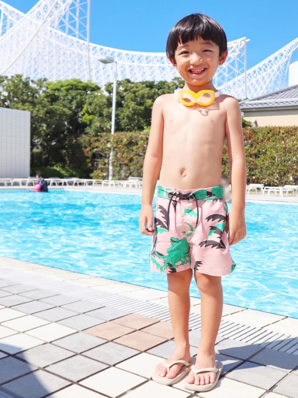 「真夏のアクティブスタイル、夏コーデ、夏セールで買いました、プール、プールコーデ、休日スタイル、カジュアルコーデ、水着、minirodini、ミニロディーニ、男の子、男の子コーデ、5歳、5歳男の子」｜「ZARAのアイテム（ビーチサンダル、ベージュ系）」を使った、kotaroさん（キッズ・100cm）の夏コーディネートの1枚目の写真