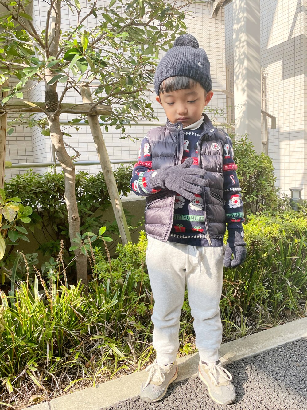 「秋冬コーデ、タートルネック、ベスト、スウェット、ニット帽、ダウンベスト、休日スタイル、男の子、キッズファッション、キッズコーデ」｜「PETIT BATEAUのアイテム（スウェットパンツ、グレー系）」を使った、kotaroさん（キッズ・100cm）の冬コーディネートの1枚目の写真