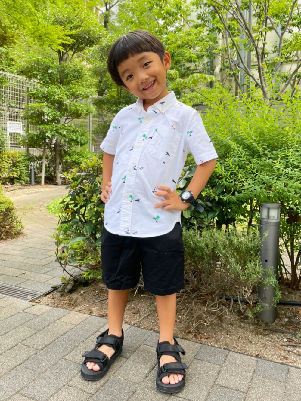 「プチプラ、プチプラコーデ、夏コーデ、夏、キッズコーデ、男の子コーデ、シンプル、スポーツサンダル、ハーフパンツ、シャツスタイル、GAP、ZARA、GU、5歳、5歳男の子」｜「GAPのアイテム（シャツ/ブラウス、ホワイト系）」を使った、kotaroさん（キッズ・100cm）の夏コーディネートの1枚目の写真