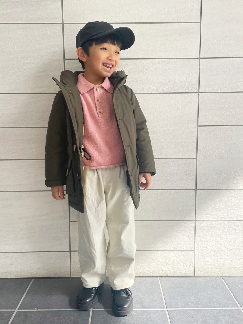 「シンプルコーデ、キッズファッション、キッズコーデ、カジュアル、ZARA、ZARA KIDS、ZARAコーデ、ピンク、キャップ、6歳、6歳男の子」｜「ZARAのアイテム（パンツ、ホワイト系）」を使った、kotaroさん（キッズ・100cm）の春コーディネートの1枚目の写真