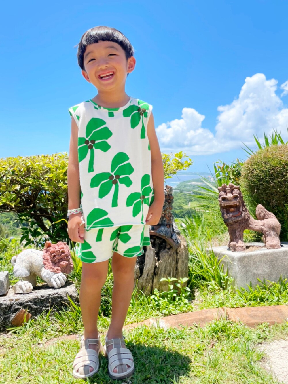 「夏コーデ、夏、キッズコーデ、キッズファッション、キッズ、セットアップ、休日スタイル、カジュアル、沖縄、ZARA、ZARA KIDS、ZARAコーデ、5歳、5歳男の子、ショートパンツ」｜「ZARAのアイテム（サンダル、ベージュ系）」を使った、kotaroさん（キッズ・100cm）の夏コーディネートの1枚目の写真