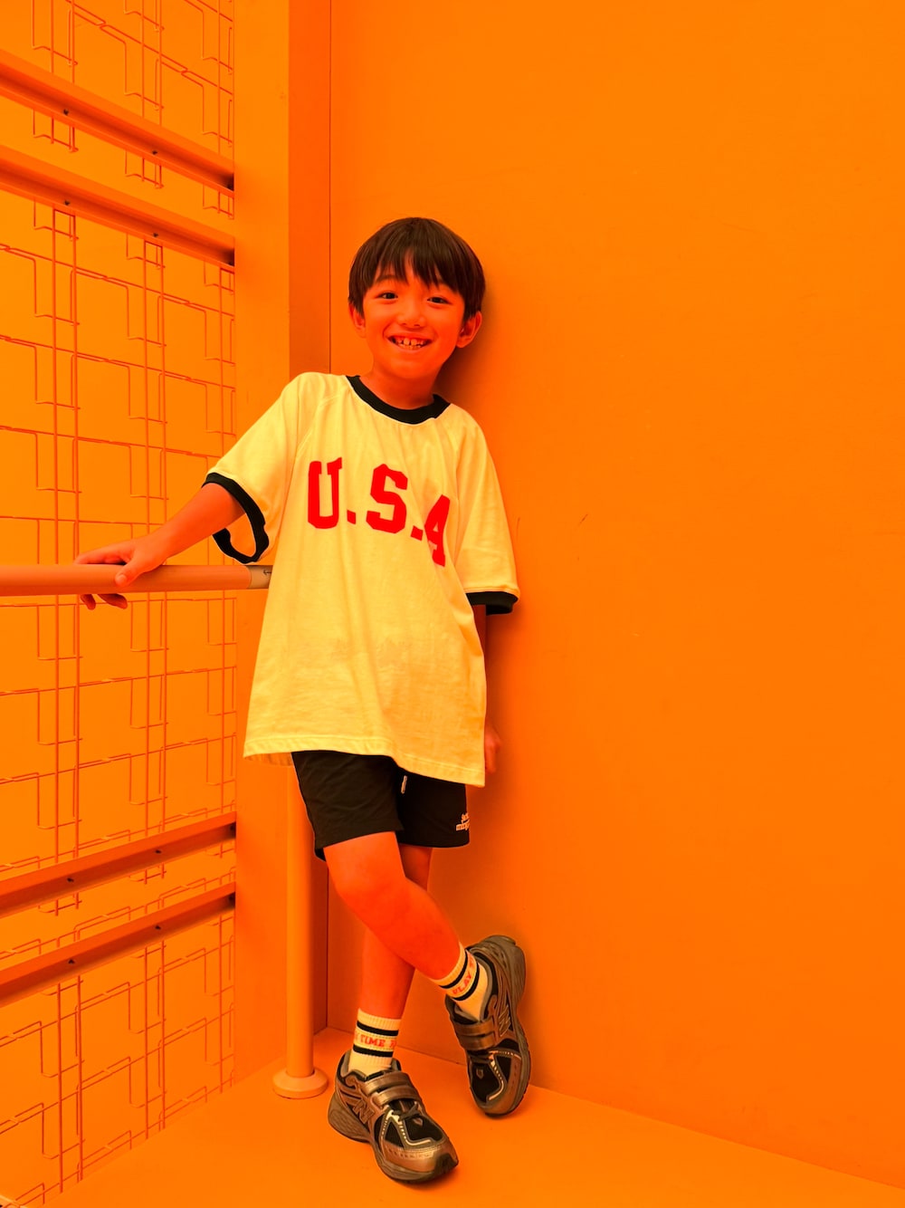 「白Tシャツ、キッズコーデ、キッズファッション、お出かけコーデ、小学生、夏コーデ、きれいめカジュアル、ハーフパンツ、ニューバランス、ZARA、ZARA KIDS、ZARAコーデ、8歳、8歳男の子、夏ルックで気分アップ」｜「ZARAのアイテム（Tシャツ/カットソー、ホワイト系）」を使った、kotaroさん（キッズ・123cm）の夏コーディネートの1枚目の写真