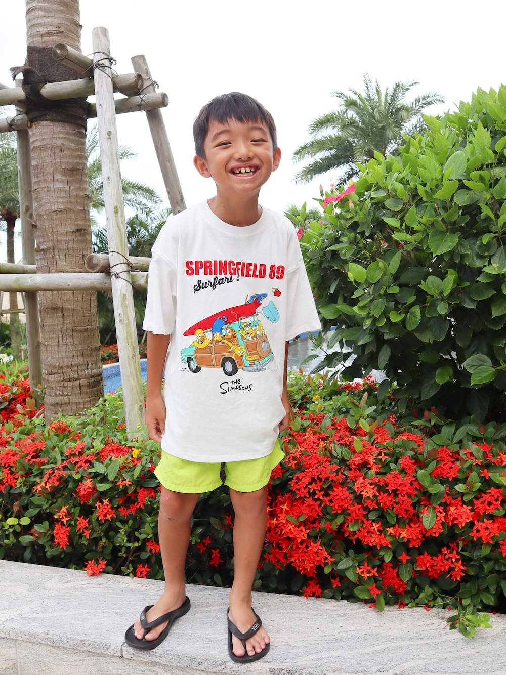 「夏ルックで気分アップ、ロゴT、白Tシャツ、キッズファッション、キッズコーデ、休日スタイル、シンプルコーデ、Tシャツ、夏休み、Catchup、ZARA、ZARA KIDS、ZARAコーデ、8歳、8歳男の子」｜「no brandのアイテム（サンダル、ブラック系）」を使った、kotaroさん（キッズ・123cm）の夏コーディネートの1枚目の写真