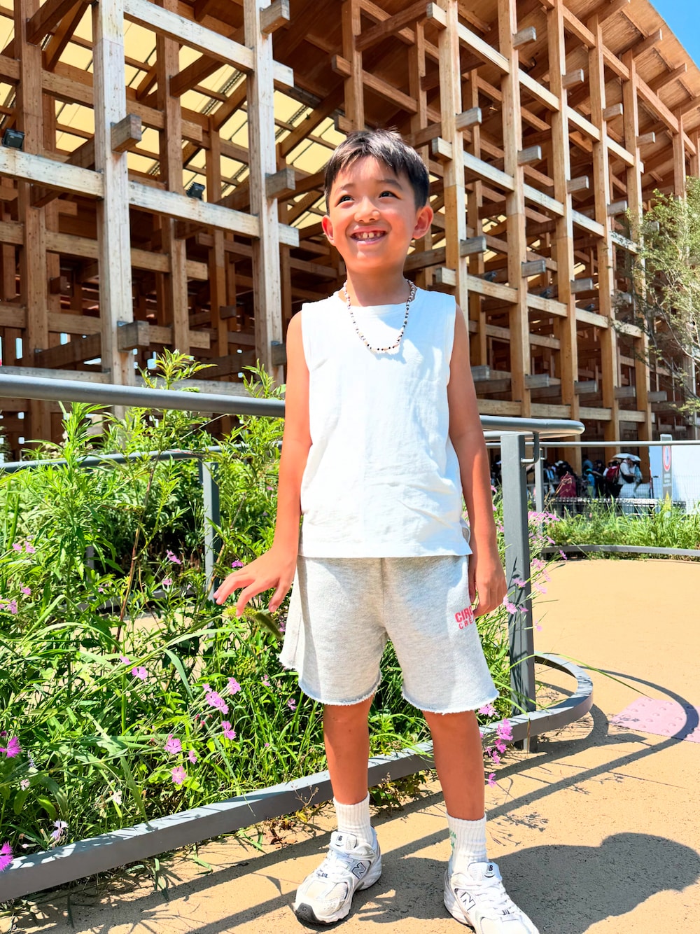 「タンクトップ、ノースリーブ、ショートパンツ、キッズコーデ、夏コーデ、キッズファッション、スポーツミックス、ニューバランス、ニューバランス530、万博コーデ、ZARA、ZARA KIDS、8歳、8歳男の子、夏ルックで気分アップ」｜「ZARAのアイテム（タンクトップ、ホワイト系）」を使った、kotaroさん（キッズ・123cm）の夏コーディネートの1枚目の写真