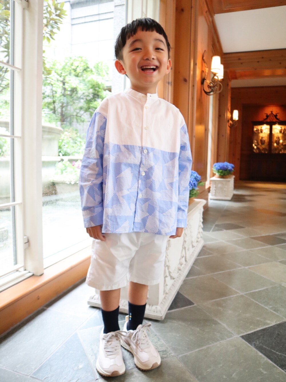 「ごきげんウィーク、キッズファッション、休日スタイル、男の子コーデ、キッズ、ホワイトコーデ、休日コーデ、男の子、息子、おすましコーデ、FITH、スニーカーコーデ、ZARA、5歳、5歳男の子」｜「ZARAのアイテム（スニーカー、ホワイト系）」を使った、kotaroさん（キッズ・100cm）の春コーディネートの1枚目の写真