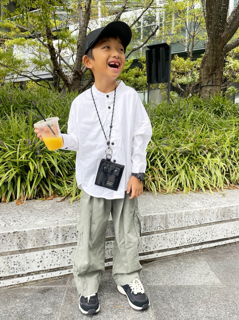 「秋服まるっと大公開、秋冬コーデ、休日スタイル、おでかけコーデ、キッズコーデ、シンプルコーデ、カジュアル、キャップ、カーゴパンツ、シャツスタイル、モノトーンコーデ、ZARA、ZARA KIDS、6歳、6歳男の子」｜「ZARAのアイテム（パンツ、グリーン系）」を使った、kotaroさん（キッズ・110cm）の秋コーディネートの1枚目の写真