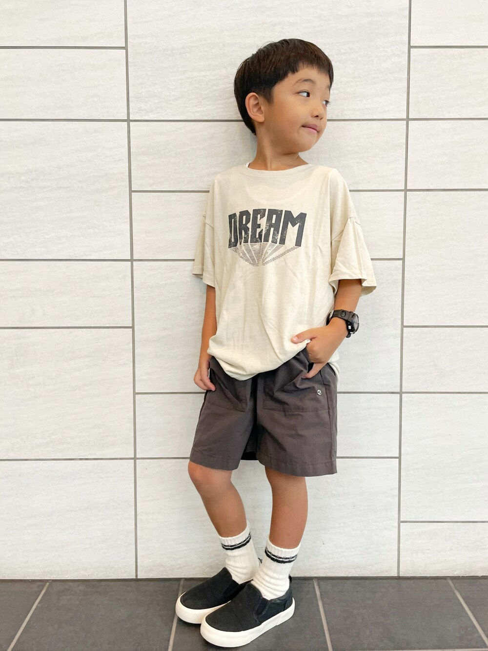 「夏だ！Tシャツ着よう！、夏コーデ、休日スタイル、キッズコーデ、キッズファッション、シンプルコーデ、カジュアルコーデ、スリッポン、ZARA、ZARA KIDS、FITH、6歳、6歳男の子」｜「no brandのアイテム（Tシャツ/カットソー、ベージュ系）」を使った、kotaroさん（キッズ・100cm）の夏コーディネートの1枚目の写真