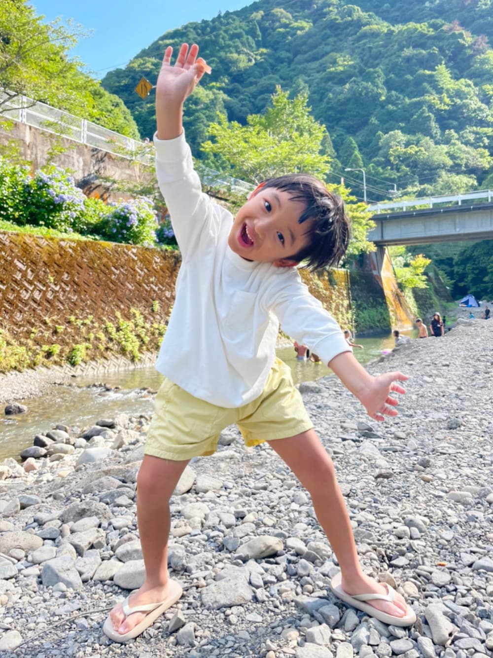 「夏コーデ、夏、休日スタイル、キッズファッション、カラーコーデ、カラーパンツ、ハーフパンツ、ビーチサンダル、韓国子供服、韓国ファッション、forme、ZARA、ZARA KIDS、5歳、5歳男の子」｜「FORMEのアイテム（Tシャツ/カットソー、ホワイト系）」を使った、kotaroさん（キッズ・100cm）の夏コーディネートの1枚目の写真