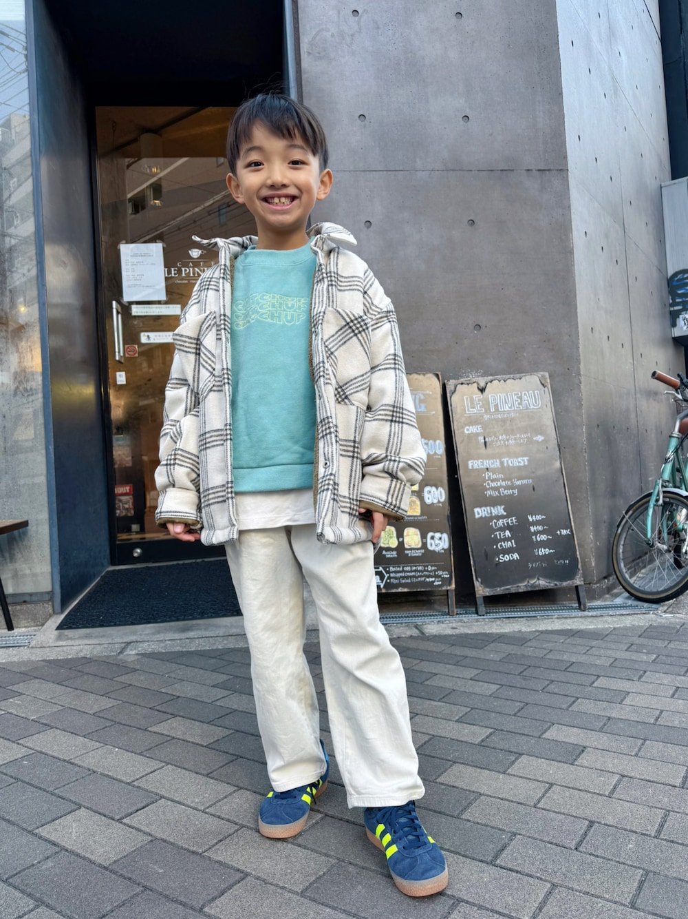 「冬アウター、キッズ、キッズコーデ、カジュアル、カジュアルコーデ、休日コーデ、アディダス、adidas、スニーカー、ZARA、ZARA KIDS、ZARAコーデ、8歳、8歳男の子」｜「ZARAのアイテム（パンツ、ホワイト系）」を使った、kotaroさん（キッズ・123cm）の冬コーディネートの1枚目の写真