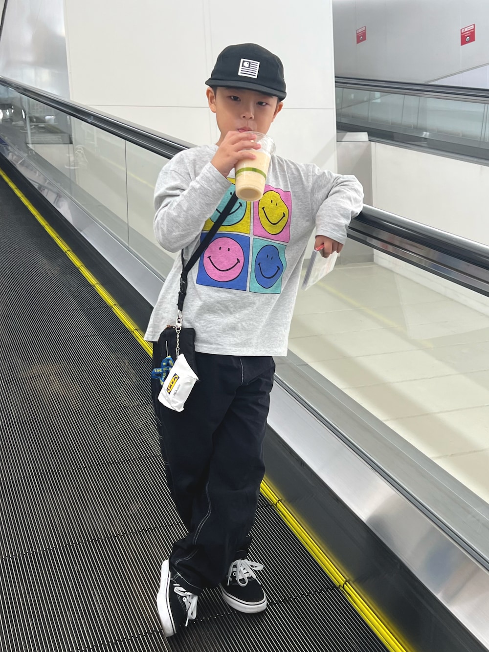 「プチプラ、ロンT、男の子、pairmanon」｜「MARKEY'Sの【HARVEY BALL】SMILEY FACE プリントロンT（80～150cm）（Tシャツ/カットソー、グレー系）」を使った、®️uiさん（キッズ・130cm）の秋コーディネートの1枚目の写真