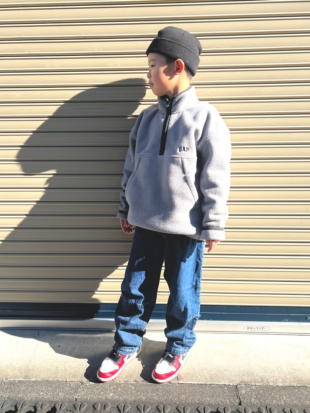 「aj1、aj1chicago、小学生、秋冬コーデ、キッズ」｜「GAPのアイテム（カバーオール、グレー系）」を使った、®️uiさん（キッズ・132cm）の冬コーディネートの1枚目の写真