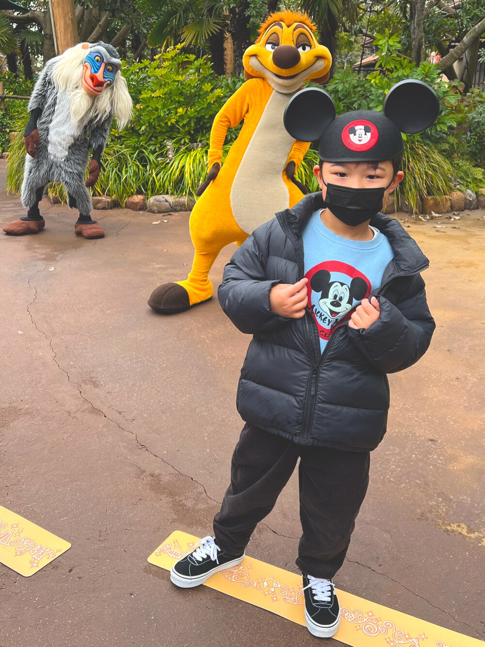 「ディズニー、ディズニーコーデ」｜「VANSのアイテム（スニーカー、ブラック系）」を使った、®️uiさん（キッズ・120cm）の冬コーディネートの1枚目の写真