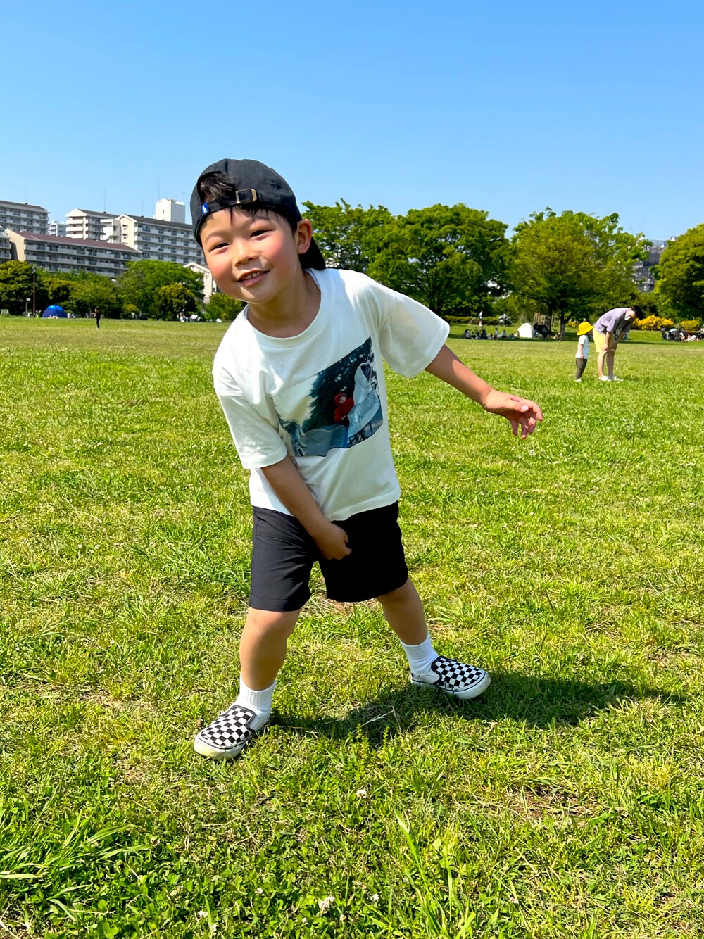 「休日コーデ、6歳」｜「B:MING by BEAMSのB:MING by BEAMS /  E.T. フォトプリント Tシャツ（80~150cm）（Tシャツ/カットソー、ホワイト系）」を使った、®️uiさん（キッズ・122cm）の春コーディネートの1枚目の写真