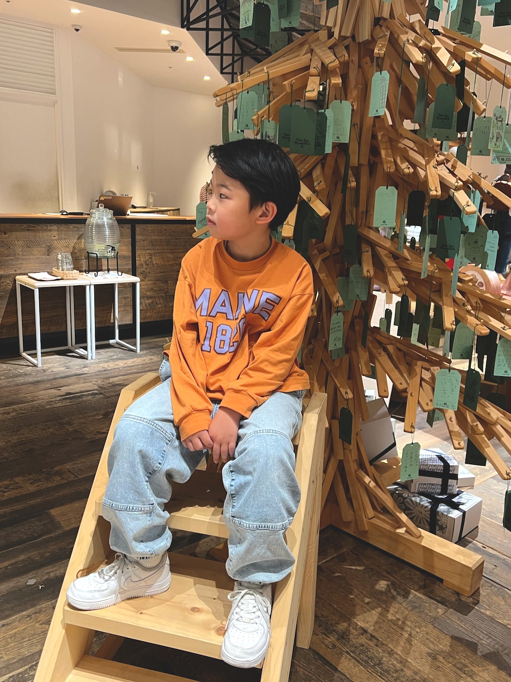 「スニーカー、カジュアルコーデ、男の子、プチプラ」｜「PAIRMANON STREETの【PAIRMANON STREET】【かぞくおそろい】ビッグシルエット 長袖プリントTシャツ（Tシャツ/カットソー、オレンジ系）」を使った、®️uiさん（キッズ・110cm）の冬コーディネートの1枚目の写真