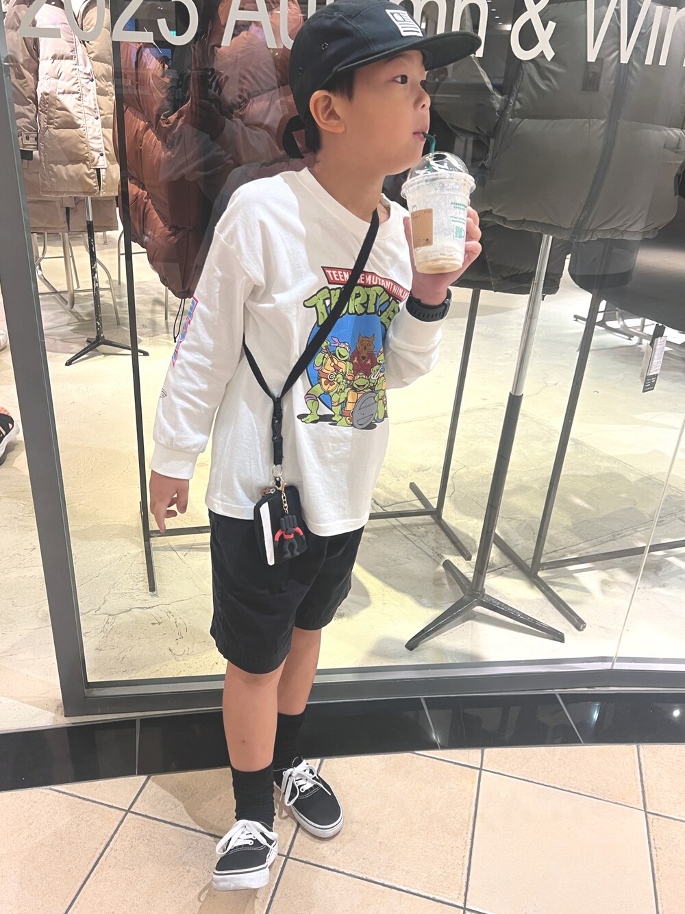 「男の子、キッズファッション」｜「VANSのアイテム（スニーカー、ブラック系）」を使った、®️uiさん（キッズ・130cm）の秋コーディネートの1枚目の写真