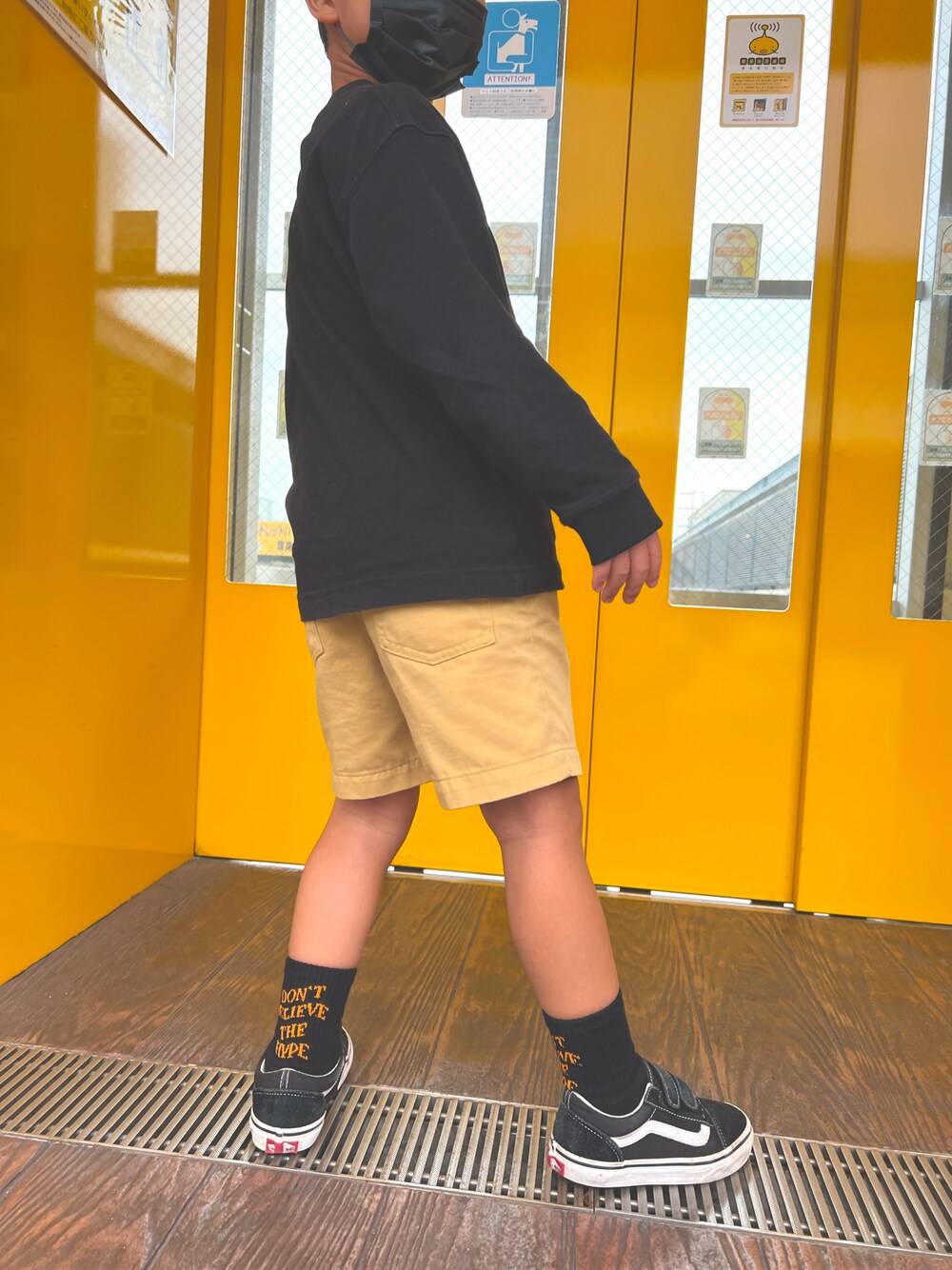 「男の子コーデ、キッズコーデ、秋のコーデ、ソックス」｜「Dickiesのアイテム（チノパンツ、ベージュ系）」を使った、®️uiさん（キッズ・110cm）の秋コーディネートの1枚目の写真