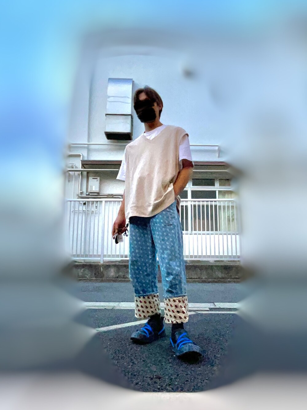 「夏コーデ、韓国ファッション、韓国ブランド、韓国コーデ、韓国ストリート、GU、adererror、CAMPER、ベスト、ベスト×Tシャツ、ローファー」｜「GUのアイテム（デニムパンツ、ブルー系）」を使った、hiroさん（メンズ・170cm）の夏コーディネートの1枚目の写真