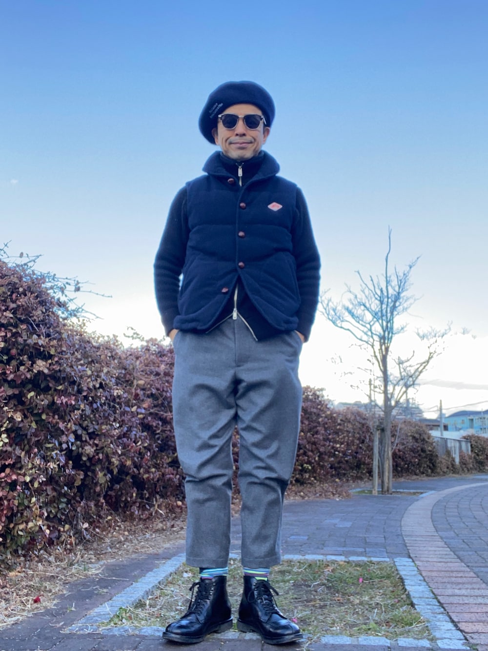 「ドライバーズニット、サキソニーパンツ、グレースラックス、タンカーブーツ、ウールダウンベスト、ネイビー×グレー」｜「SOVEREIGNの＜SOVEREIGN（ソブリン）＞ ノープリーツ パンツ（その他パンツ、グレー系）」を使った、Paulさん（メンズ・171cm）の冬コーディネートの1枚目の写真