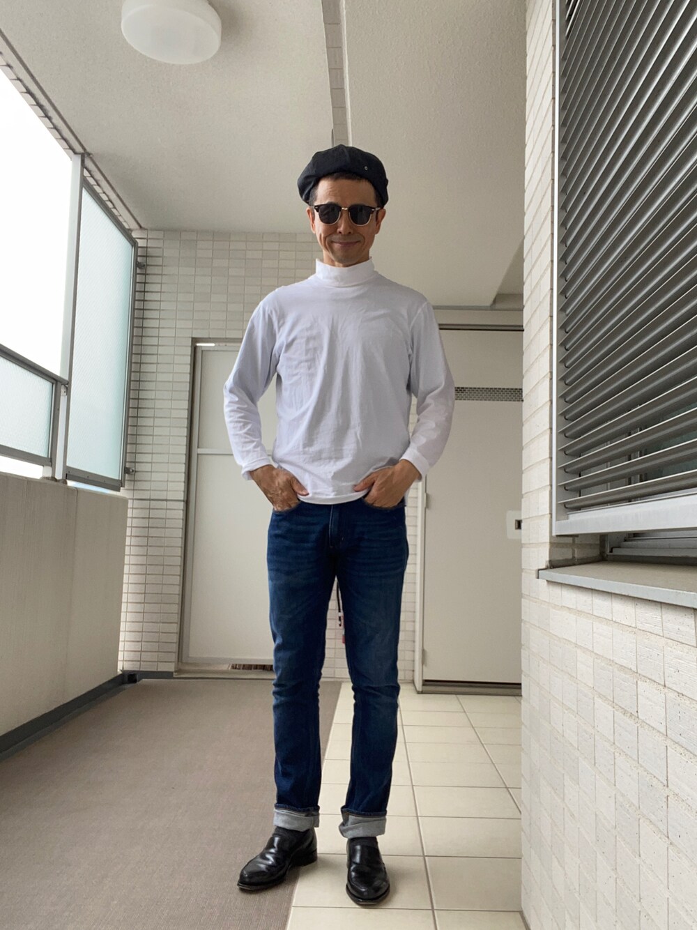 「モックネックカットソー、ネイビー×ホワイト、バンプローファー」｜「Acne StudiosのACNE STUDIOS●（デニムパンツ、ブルー系）」を使った、Paulさん（メンズ・171cm）の夏コーディネートの1枚目の写真