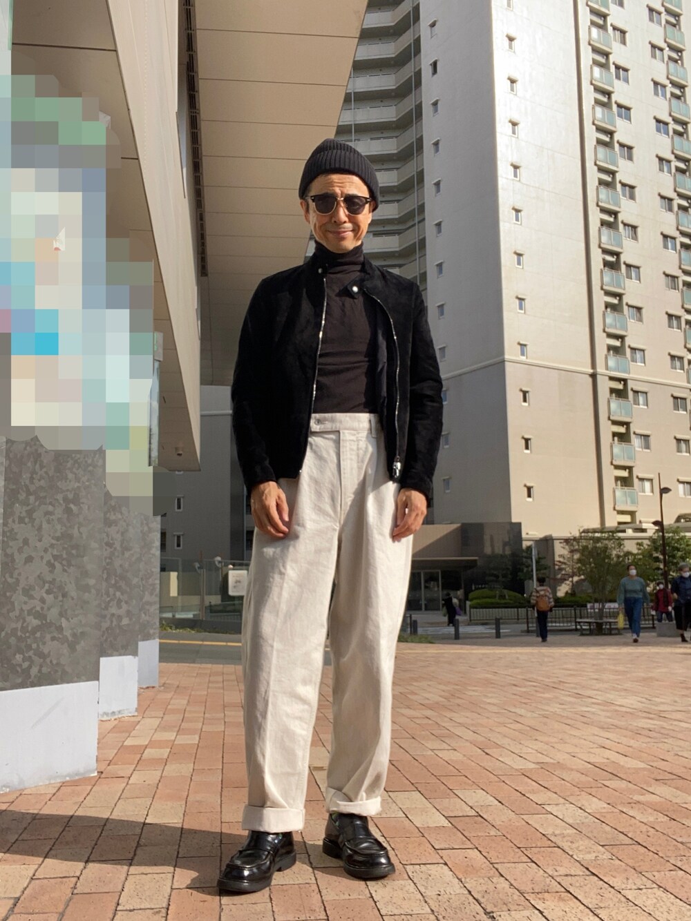 「ブラック×ホワイト、バルーンパンツ、タートルネックニット、シングルライダース、スエードライダース、コインローファー」｜「SCYE BASICSのバルーンレギュラーデニム　2022年6月購入 29,700円（パンツ、ホワイト系）」を使った、Paulさん（メンズ・171cm）の秋コーディネートの1枚目の写真