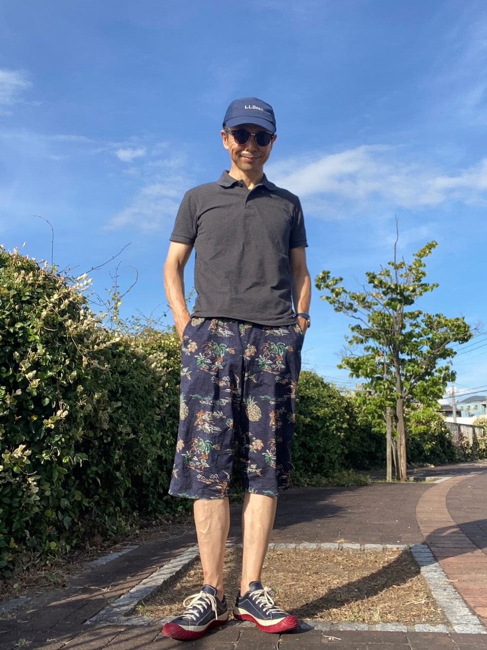 「レインスプーナー、ネイビー×グレー、柄パンツ、ワンマイルウェア」｜「UNIQLOのドライカノコポロシャツ（半袖）（ポロシャツ、グレー系）」を使った、Paulさん（メンズ・171cm）の夏コーディネートの1枚目の写真
