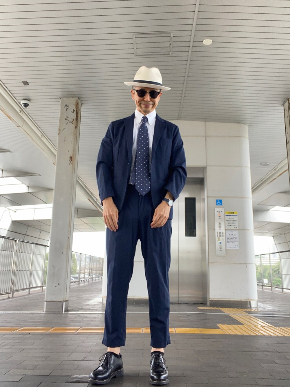 「セットアップ、ツータック、シャンボード、水玉ネクタイ、シアサッカータイ、ネイビー×ホワイト」｜「green label relaxingのCM◆ウオッシャブルトロ 2P ユーティリティー パンツ 9分丈 / アンクル丈 ＜機能性生地＞（その他パンツ、ブルー系）」を使った、Paulさん（メンズ・171cm）の夏コーディネートの1枚目の写真