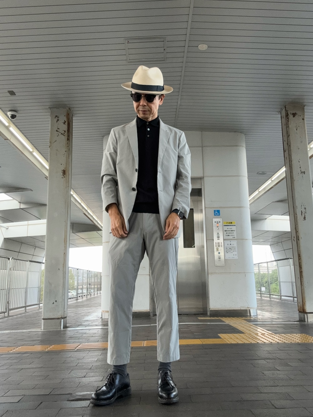 「UNIQLOの感動イージーパンツ S 3990円　2021年8月購入（その他パンツ、グレー系）」を使った、Paulさん（メンズ・171cm）の秋コーディネートの1枚目の写真