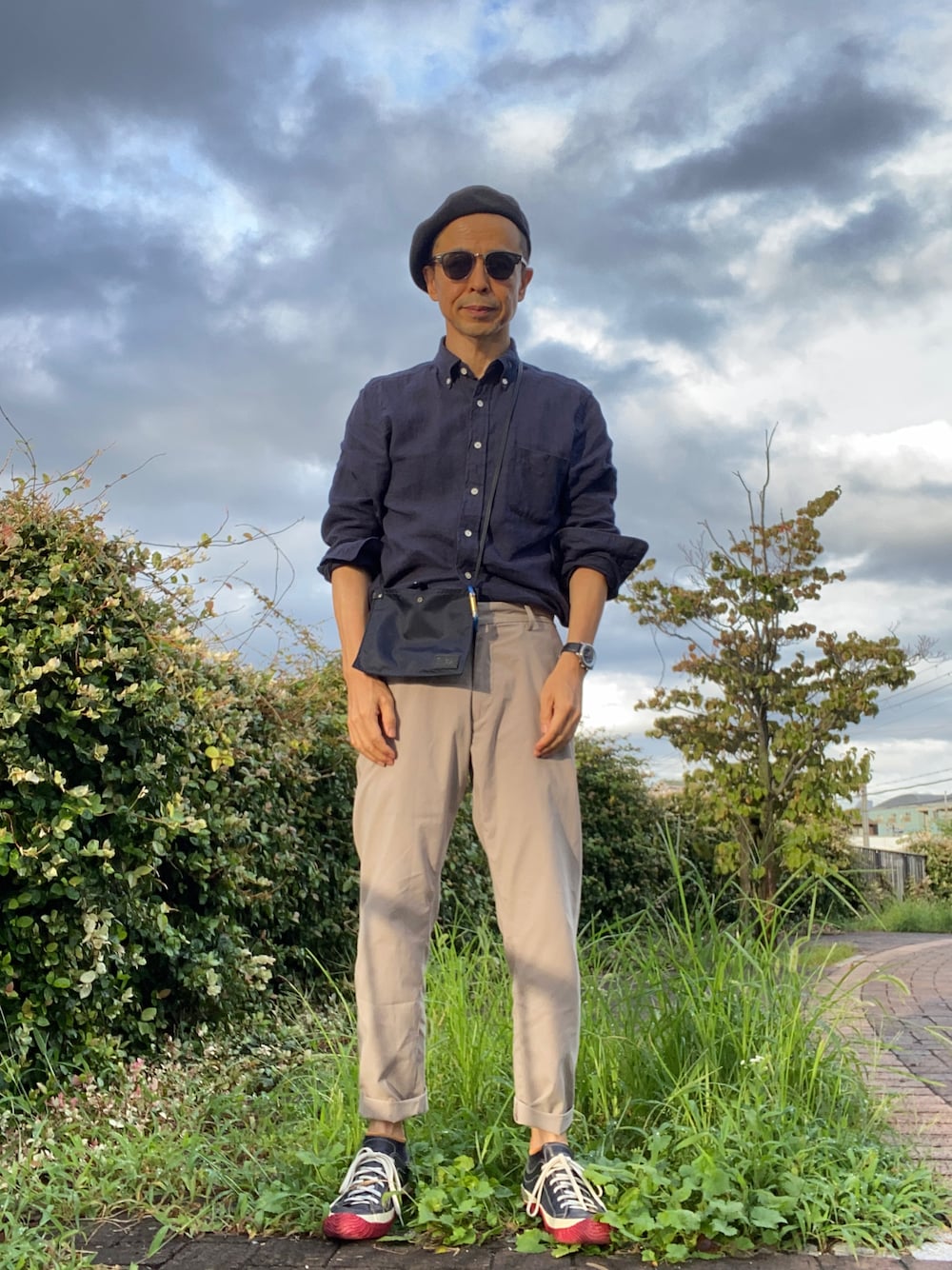 「リネンシャツ、ボタンダウンシャツ、イージーパンツ、感動パンツ、theoryコラボ、レザースニーカー、サコッシュ、ペーパーベレー」｜「UNIQLOのアイテム（その他パンツ、ベージュ系）」を使った、Paulさん（メンズ・171cm）の秋コーディネートの1枚目の写真