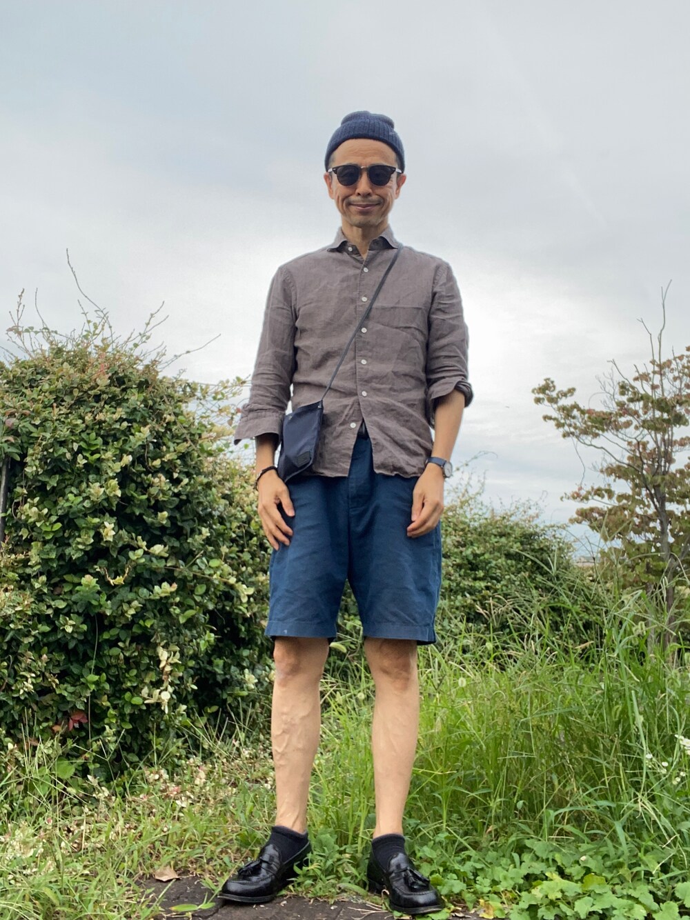 「ネイビー×グレー、リネン混パンツ、ショートパンツ、タッセルローファー、リネンシャツ、ホリゾンタルカラー、ペーパーベレー、サコッシュ、Aライン」｜「ALDENの＜ALDEN＞ CDVN NEWTASSEL VAN/ローファー □□ ¨（ローファー、ブラック系）」を使った、Paulさん（メンズ・171cm）の秋コーディネートの1枚目の写真