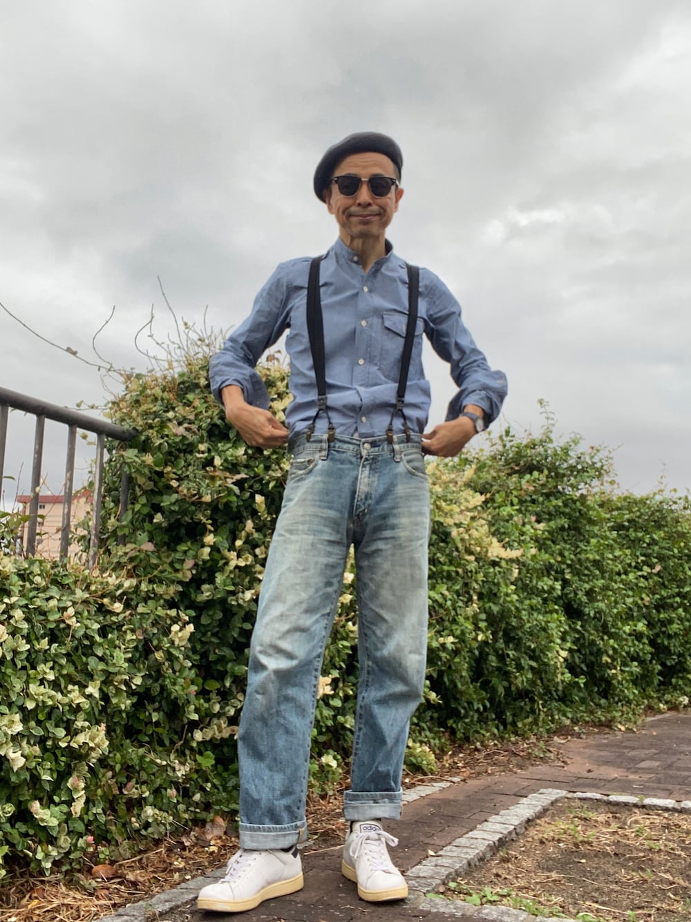 「ブルートーン、シャンブレーシャツ、バンドカラーシャツ、ユーズドデニム、スタンスミス、ペーパーベレー、アメカジ」｜「UNIQLOのアイテム（デニムパンツ、ブルー系）」を使った、Paulさん（メンズ・171cm）の秋コーディネートの1枚目の写真