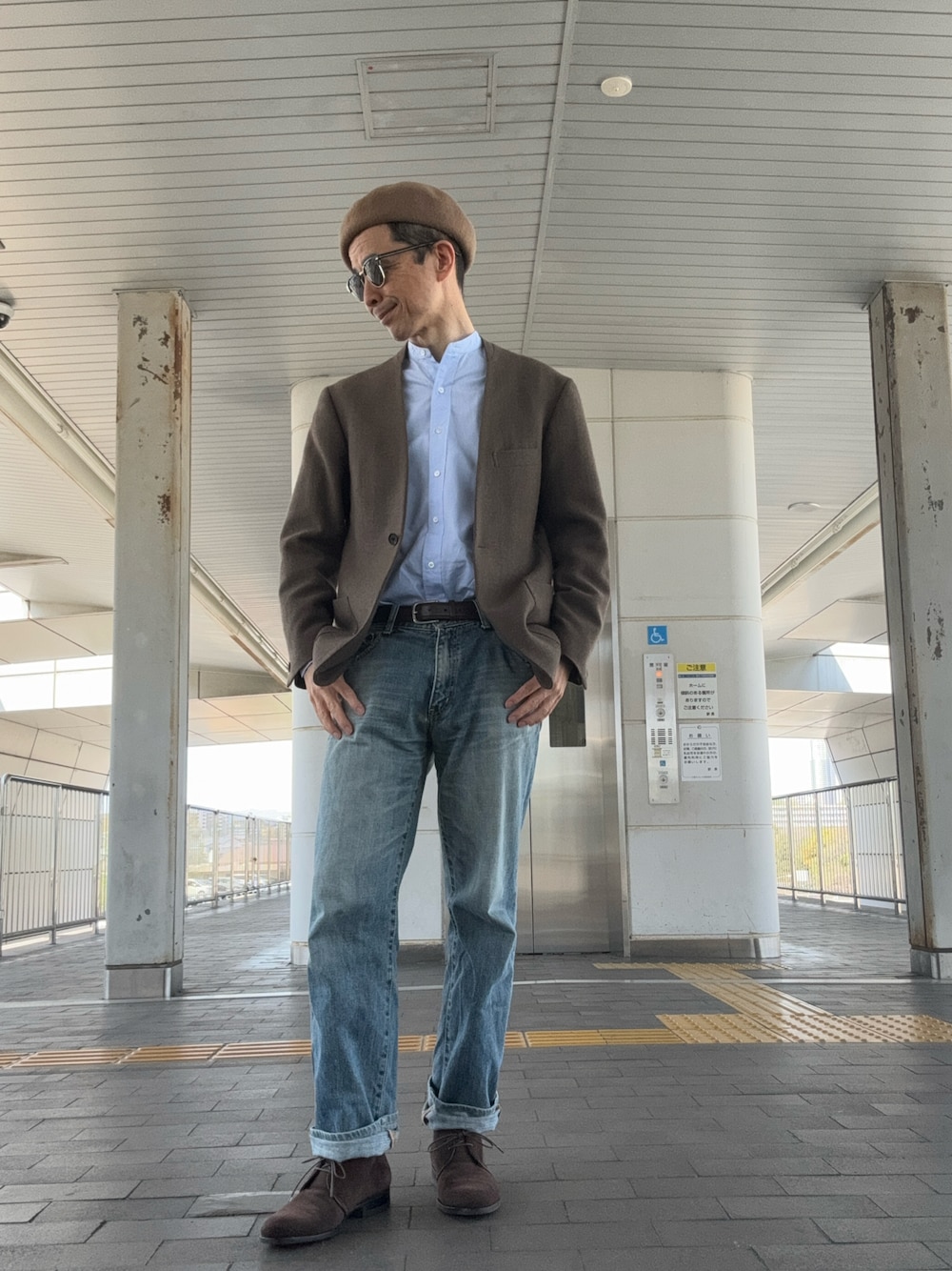 「ノーカラージャケット、バンドカラーシャツ、チャッカブーツ、スエードブーツ、アズーロ・エ・マローネ」｜「UNIQLOのアイテム（デニムパンツ、ブルー系）」を使った、Paulさん（メンズ・171cm）の春コーディネートの1枚目の写真
