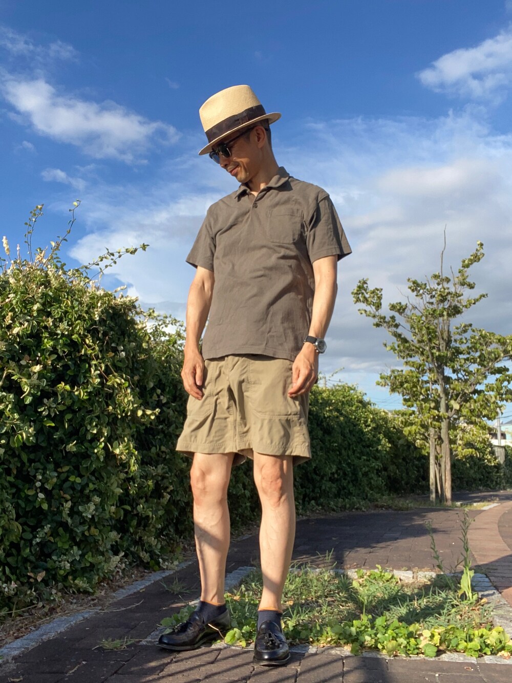 「ENGINEERED GARMENTS、クライミングショーツ、タッセルローファー、カーキトーン、パナマハット」｜「UNIQLOのオーバーサイズポロシャツ（半袖） 2019/06 購入（ポロシャツ、グリーン系）」を使った、Paulさん（メンズ・171cm）の夏コーディネートの1枚目の写真