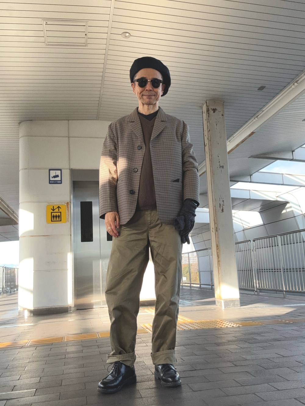 「チェックジャケット、Vネックニット、シャンボード、ブラウントーン、キャスケット後ろ被り、バンドカラーシャツ」｜「MARGARET HOWELLのアイテム（チノパンツ、ベージュ系）」を使った、Paulさん（メンズ・171cm）の冬コーディネートの1枚目の写真