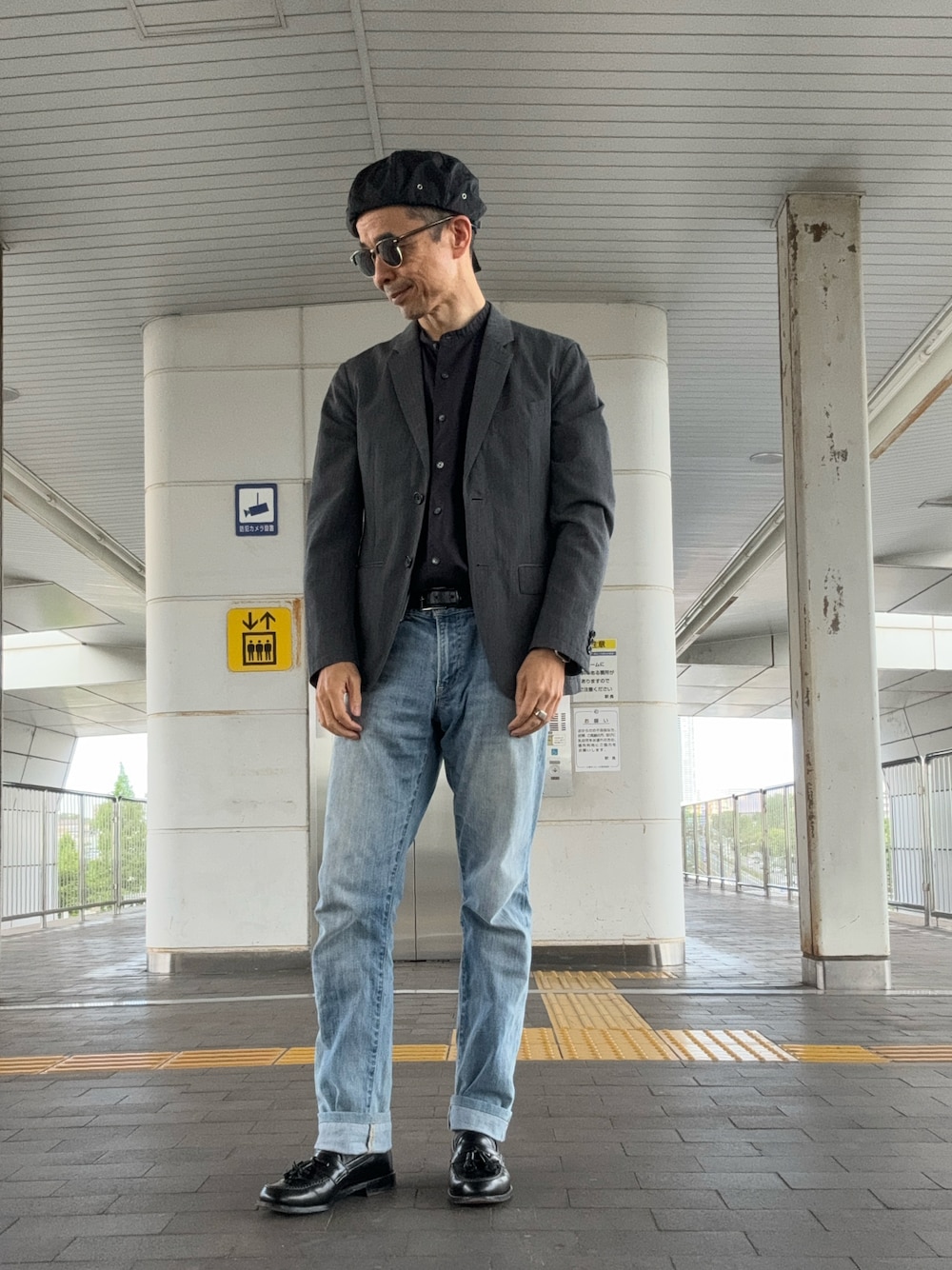 「ジャケパン、バンドカラーシャツ、アイスブルーデニム、タッセルローファー、赤耳」｜「UNIQLOのMEN ストレッチセルビッジスリムフィットジーンズ（デニムパンツ、ブルー系）」を使った、Paulさん（メンズ・171cm）の春コーディネートの1枚目の写真
